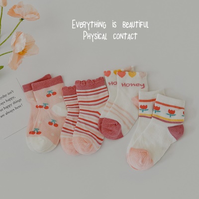 Ensemble de quatre pièces de chaussettes pour enfants en maille respirante en coton peigné motif de dessin animé
