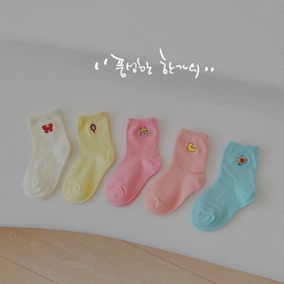 Set de 5 pièces de chaussettes pour enfants brodé en coton de couleur unie