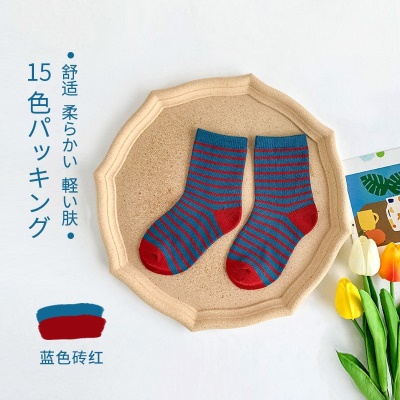 Chaussettes pour enfants à fines rayures en coton