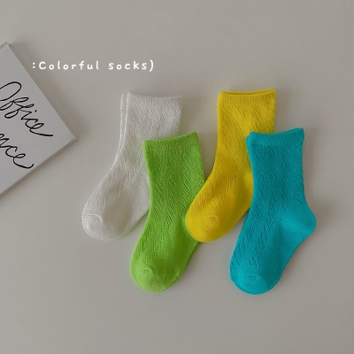Set de quatre pièces de chaussettes pour enfants couleur unie avec bride respirante en maille