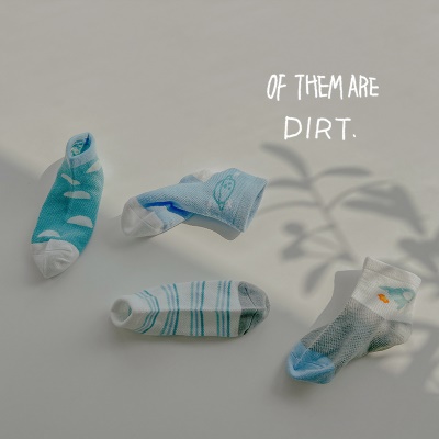Ensemble de quatre pièces de chaussettes pour enfants en maille respirante en coton peigné motif de dessin animé