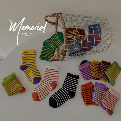 Chaussettes pour enfants à fines rayures en coton