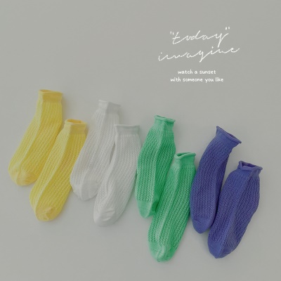 Set de quatre pièces de chaussettes pour enfants couleur unie avec bride respirante en maille
