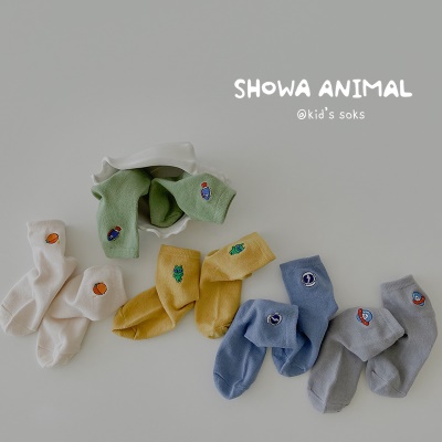 Chaussettes en coton brodé couleur unie pour enfants
