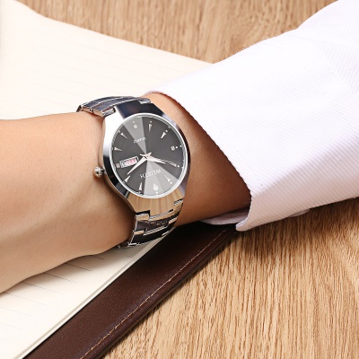 Montre en quartz montre acier tungstène couleur acier étanche bande d'acier