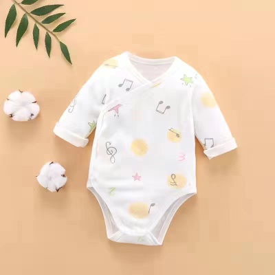 Combinaison bébé en coton double patte biseautée et boutonnage simple