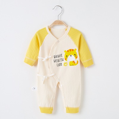Combinaison bébé en coton cartoon imprimé avec patte oblique