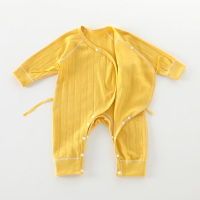 Combinaison bébé avec patte oblique en coton respirant et absorbant la transpiration