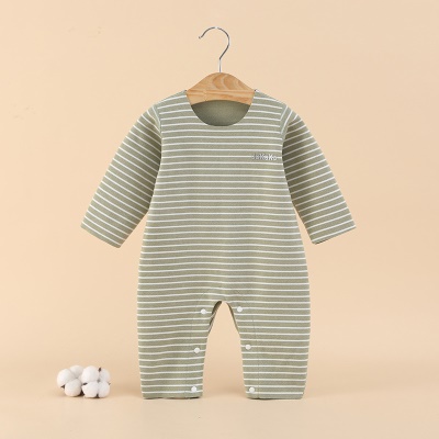Combinaison pour bébé rayures en fibres chimiques et boutons mélangés