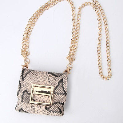 Ceinture femme chaîne dorée avec sac banane en cuir PU