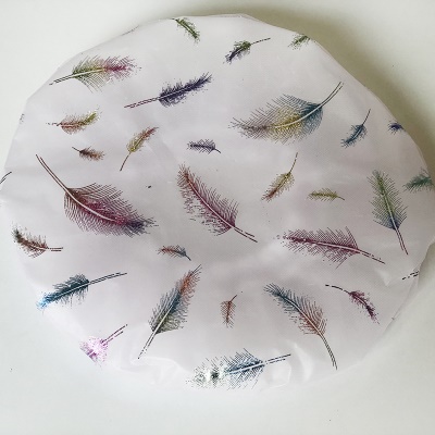 Bonnet de bain imprimé en plumes colorées
