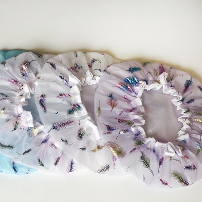 Bonnet de bain imprimé en plumes colorées