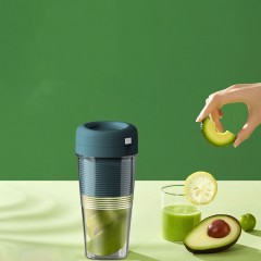 Recharge USB de la tasse de jus