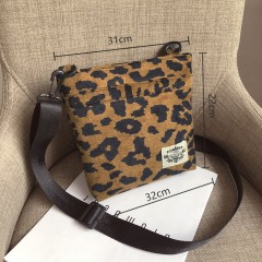 Sac à bandoulière  en toile à motif léopard