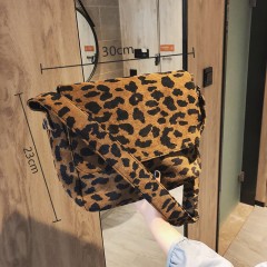 Sac à bandoulière  en toile à motif léopard