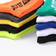 Chaussettes de sport avec lettres fluorescentes