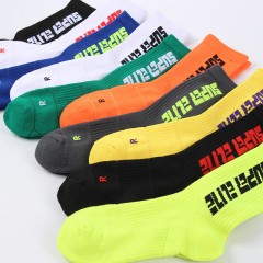 Chaussettes de sport avec lettres fluorescentes