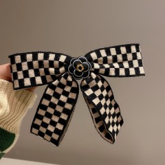 Décoration de cheveux avec motif damier