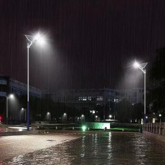 Lampadaire solaire super puissant résistant à la pluie