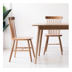 Chaise simple en bois massif