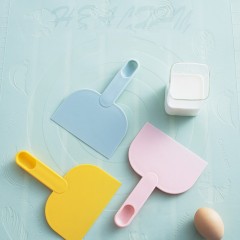 Coupe-pâte en plastique