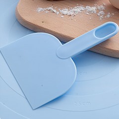 Coupe-pâte en plastique