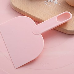 Coupe-pâte en plastique