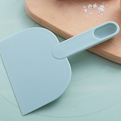 Coupe-pâte en plastique