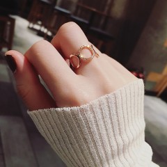 Bague incrustée de diamants artificiels