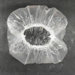 Ensemble de quatre pièces jetables pour la coloration des cheveux, comprenant un châle, des gants, des cache-oreilles et un bonnet de douche.