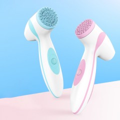 Appareil électrique de soins du visage avec brosse en silicone