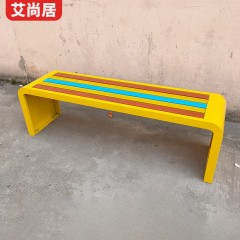 Banc extérieur en plastique et bois coloré
