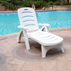 Chaise de plage /bord de piscine pliante en plastique légère