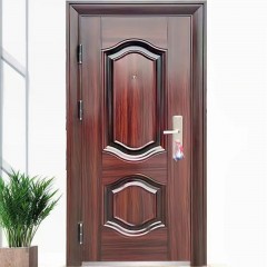 Porte de maison avec serrures de porte, charnières et autres accessoires