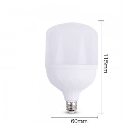 Ampoule LED à économie d'énergie domestique mise en évidence