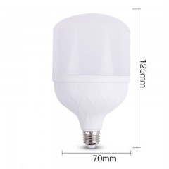 Ampoule LED à économie d'énergie domestique mise en évidence