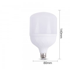 Ampoule LED à économie d'énergie domestique mise en évidence