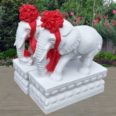 Paire d'éléphants en pierre sculptée en jade blanc de Chine