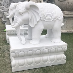 Paire d'éléphants en pierre sculptée en jade blanc de Chine