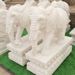 Paire d'éléphants en pierre sculptée en jade blanc de Chine