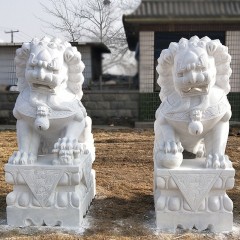 Paire de sculptures de Lion en marbre blanc
