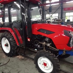 Tracteur à quatre roues motrices