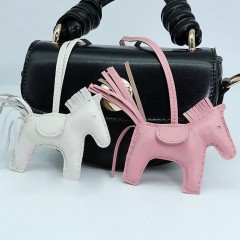 Pendentif poney fait main en cuir véritable