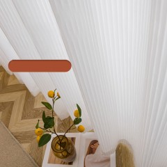 Rideaux blancs perpendiculaires verticaux