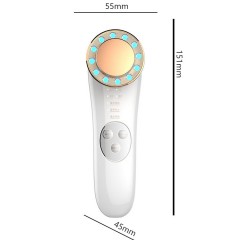 Soins du visage avec nettoyeur électrique