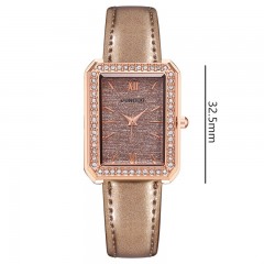 Montre pour dames avec diamant cadran carré bracelet en cuir nacré