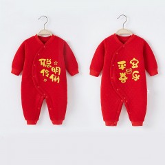 Combinaison bébé en coton triple plis à boutonnage simple avec patte oblique rouge
