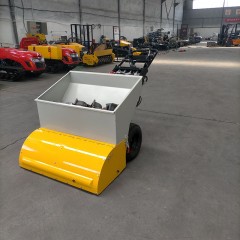 Paveur à main sur la chaussée en asphalte à main