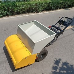 Paveur à main sur la chaussée en asphalte à main