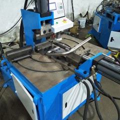 Machine de poinçonnage d'arc Machine de poinçonnage d'arc